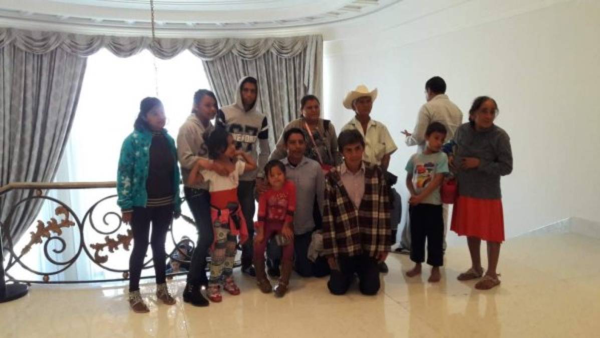 La imagen de una familia mexicana procedente del estado de Guerrero en las escaleras de la residencia presidencial se viralizó rápidamente en redes sociales, donde los usuarios aplaudieron el gesto de Obrador para con 'el pueblo'.