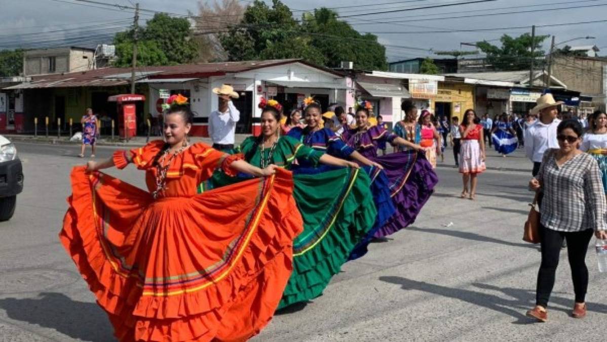 En la colonia Pradera una escuela presentó un cuadro de danzas.