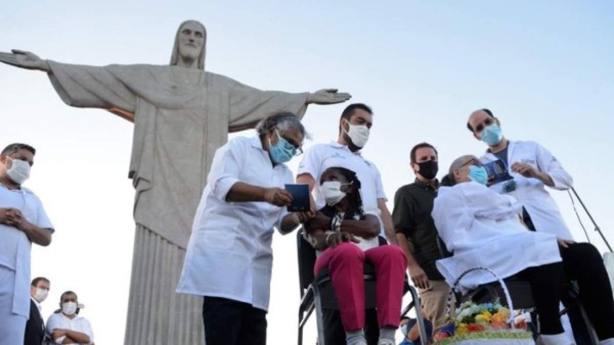 En Brasil, el segundo país más afectado por la pandemia, es el sitio del Corcovado, donde se encuentra la estatua de Cristo Redentor con vistas a Rio de Janeiro, el que ha sido elegido simbólicamente para lanzar la campaña nacional de inmunización. Ante un paisaje asombroso, Dulcineia da Silva, una de las primeras vacunadas, no pudo evitar extender sus brazos a la imagen de la estatua, con su certificado de vacunación en la mano.