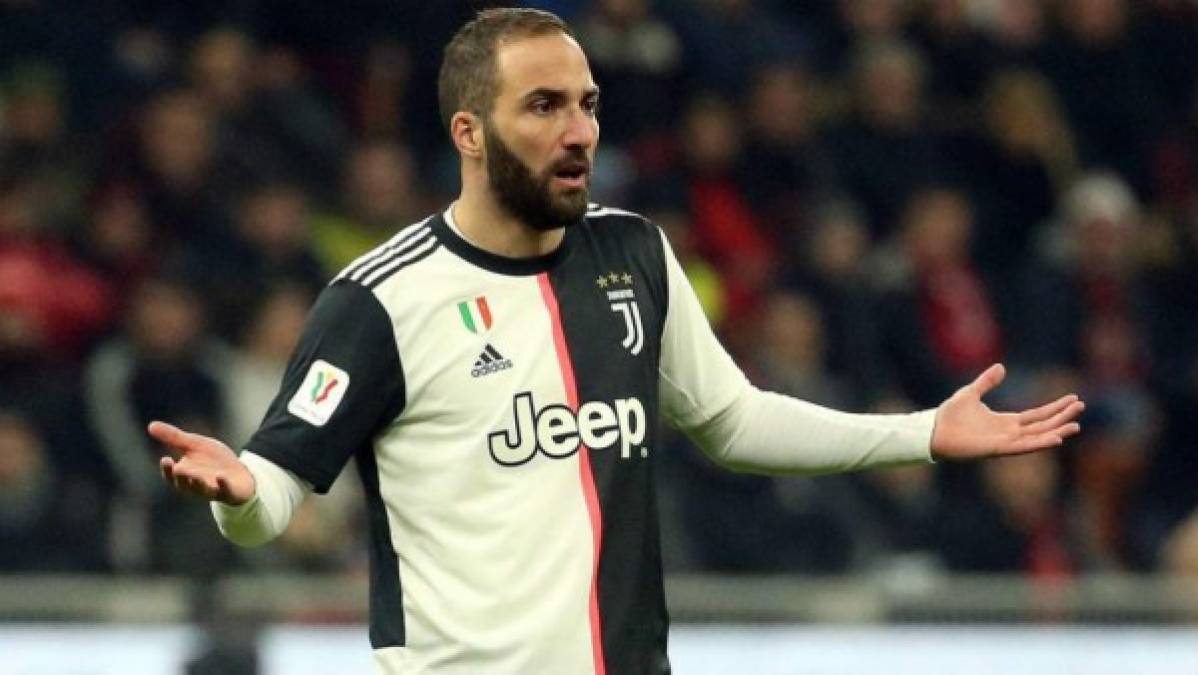 Según informa el Daily Express, el Wolverhampton Wanderers pretende el fichaje del delantero argentino de la Juventus, Gonzalo Higuaín. La más que probable marcha del mexicano Raúl Jiménez hace que los dirigentes de los Wolves busquen un ariete en el mercado y el 'Pipita' es uno de los elegidos.<br/>