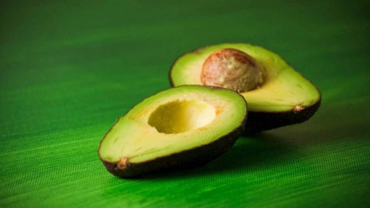 Solo medio aguacate ya contiene 487 mg de potasio, mucho más que el plátano, cuyo contenido ronda los 350 mg/100 g. Además, el consumo de aguacate aporta un extra de vitamina E y grasas saludables.