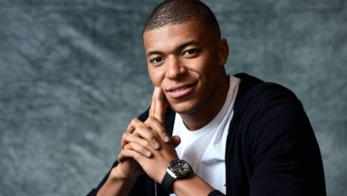 Mbappé: Medios internacionales señalan que le delantero quiere marcharse del PSG en el 2021. Deportes Cuatro de España señala que el Real Madrid va por el joven atacante y lo planean fichar en enero del 2021. El portal español señala que por culpa de Mbappé el cuadro blanco ha decidido no realizar fichajes para esta nueva campaña.