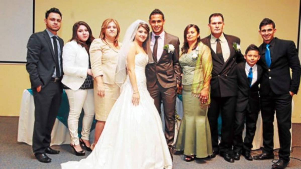 Alex López se casó con Alexandra Carvajal en diciembre de 2013 vivió un momento muy peculiar ese sábado de la boda. El jugador tuvo que recibir un permiso especial par parte del cuerpo técnico del Olimpia porque estaba concentrado para un partido contra el Vida.