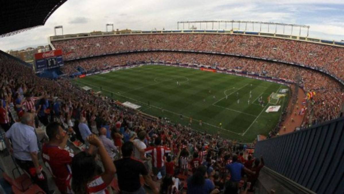 El estadio Vicente Calderón fue un recinto deportivo español, feudo del Club Atlético de Madrid desde 1966 hasta 2017, situado en el barrio de Imperial, en Madrid, España.<br/>