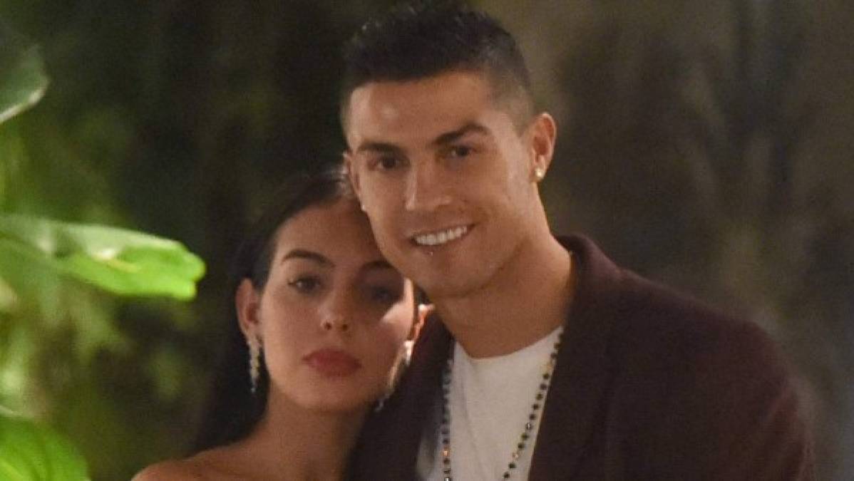 La prensa de Portugal asegura que Cristiano Ronaldo Ronaldo le pidió matrimonio a Georgina durante las vacaciones de verano de la pareja en una reunión organizada por la modelo española.