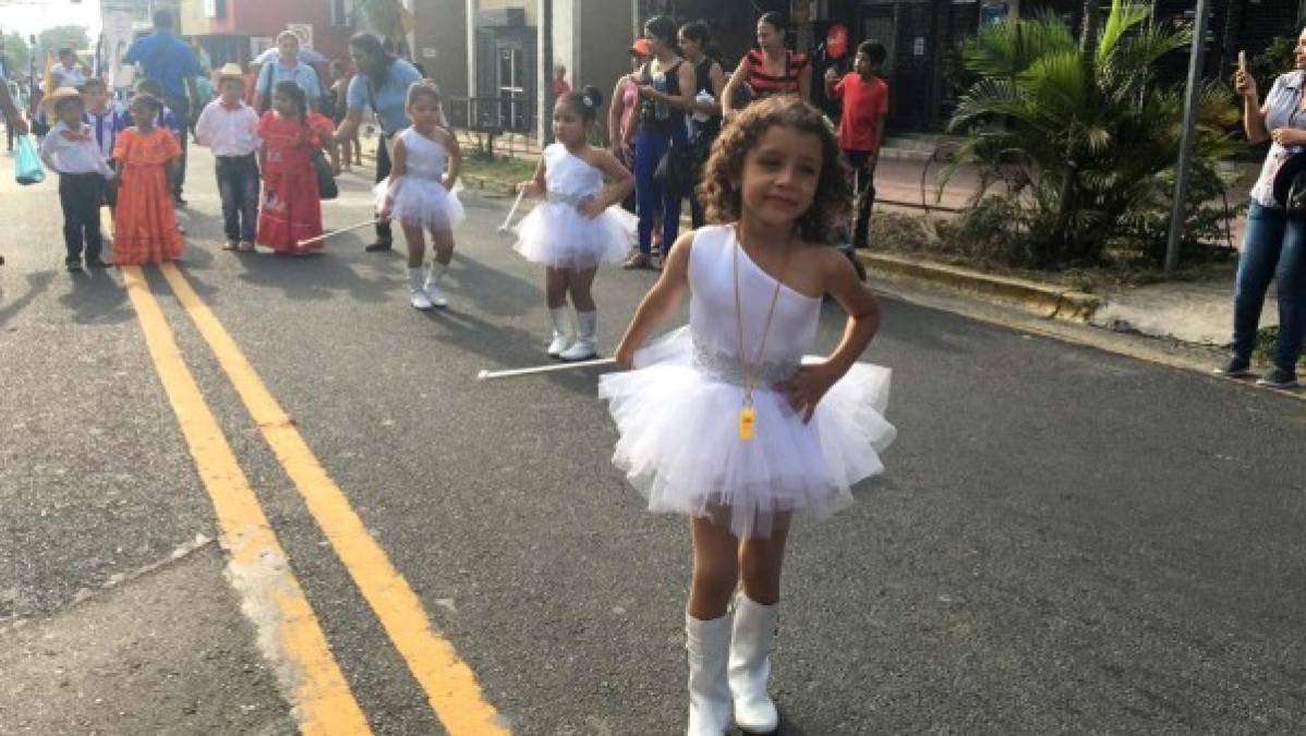 Una linda palillona que dirige el cuadro de su escuela. El domingo 15 de septiembre desfilarán los colegios a nivel nacional.