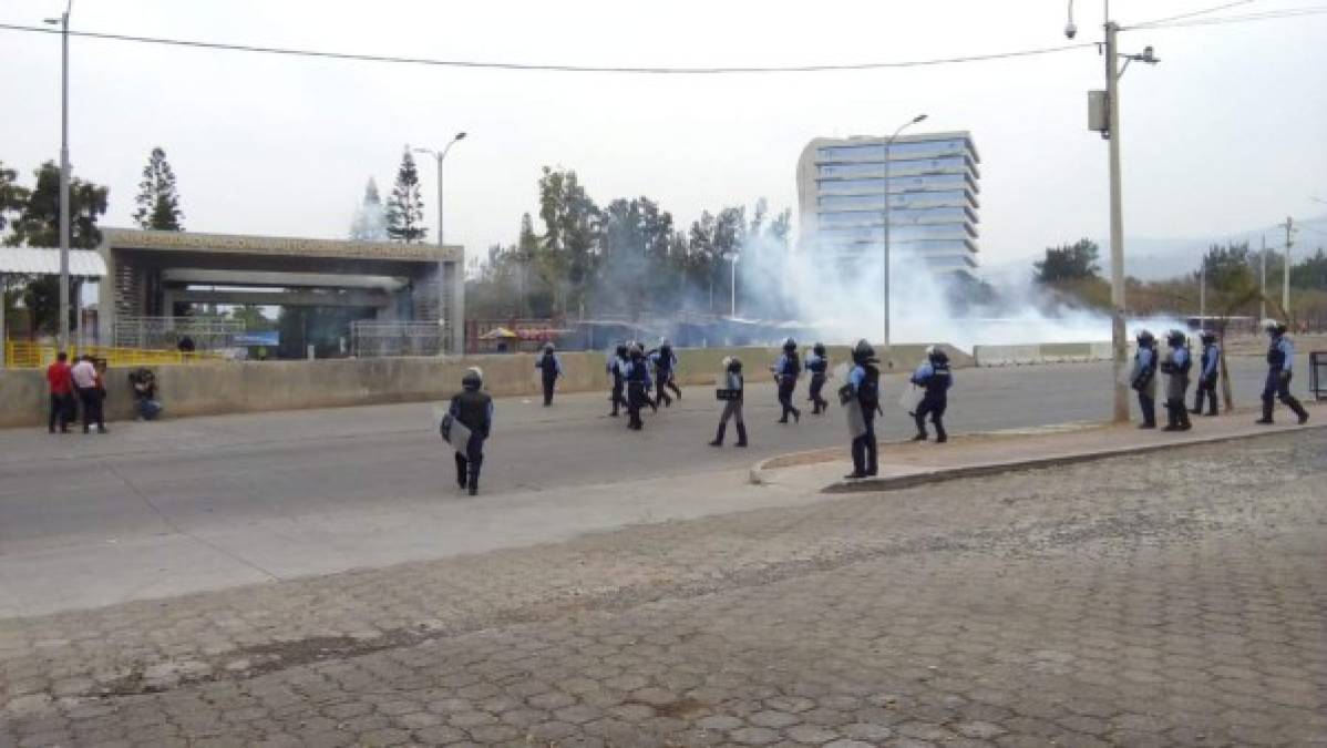 El enfrentamiento se registró después de que los jóvenes universitarios se tomaran el bulevar Suyapa que pasa frente a la máxima casa de estudios de Honduras.