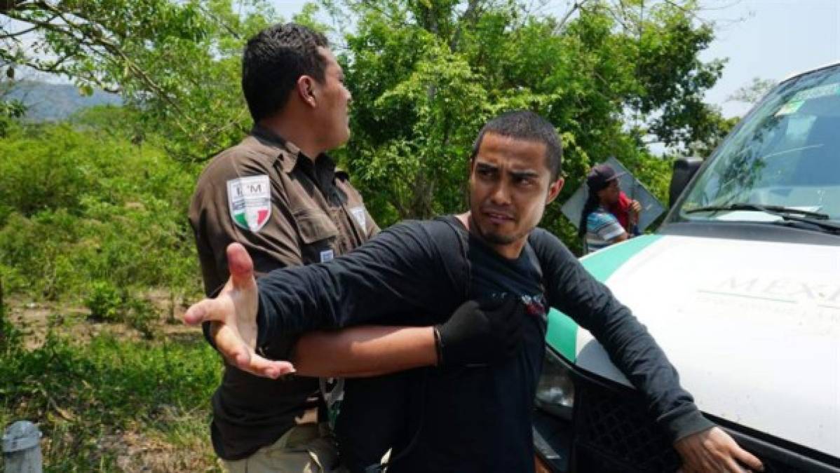Policía mexicana detiene a la fuerza a cientos de migrantes