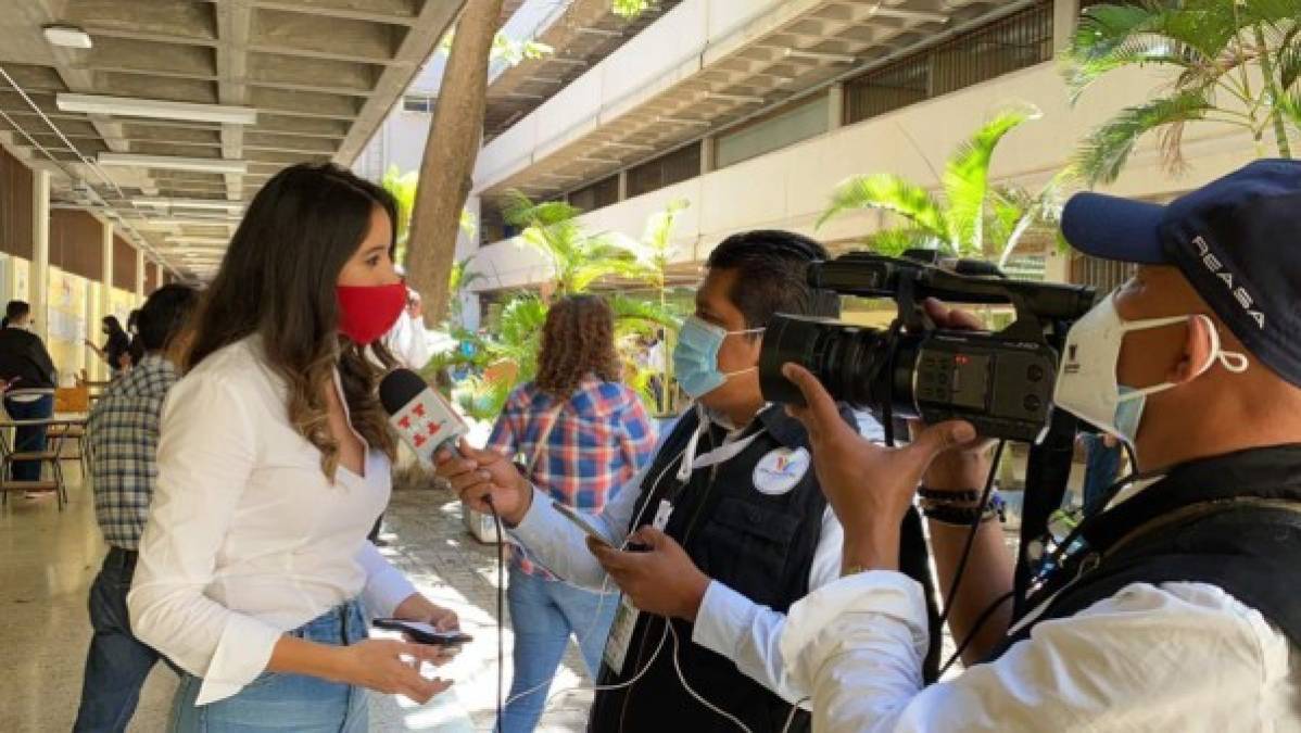 Los periodistas capitalinos no desaprovecharon la oportunidad para entrevistar a la chica, que cada vez gana popularidad entre sus seguidores.