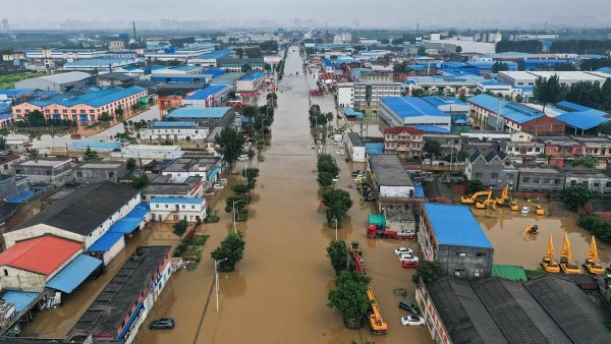 En China, el centro del país se encuentra actualmente afectado por unas inundaciones que dejaron, desde el 16 de julio, 51 muertos y ocho desaparecidos, según el balance difundido el viernes por las autoridades locales.