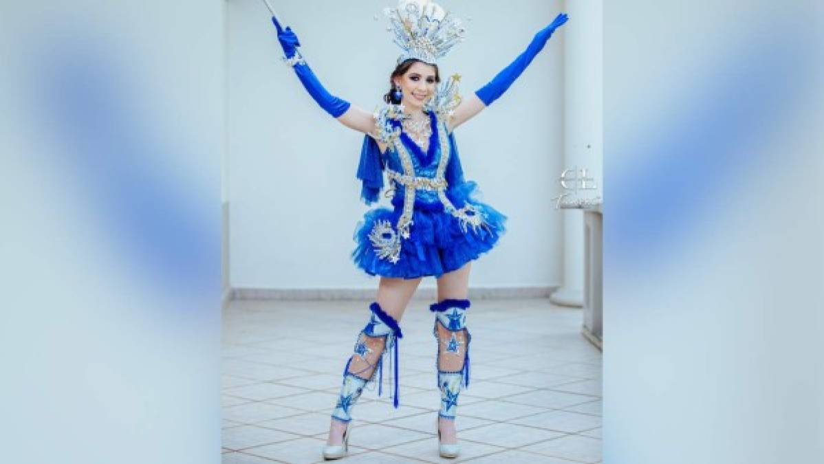 La diseñadora Carlota de Lovato originaria de Danlí, El Paraíso, oriente de Honduras ha deslumbrado en redes sociales con la creación de un hermoso traje de palillona inspirado en los colores de la bandera de Honduras por el 199 aniversario de independencia patria.