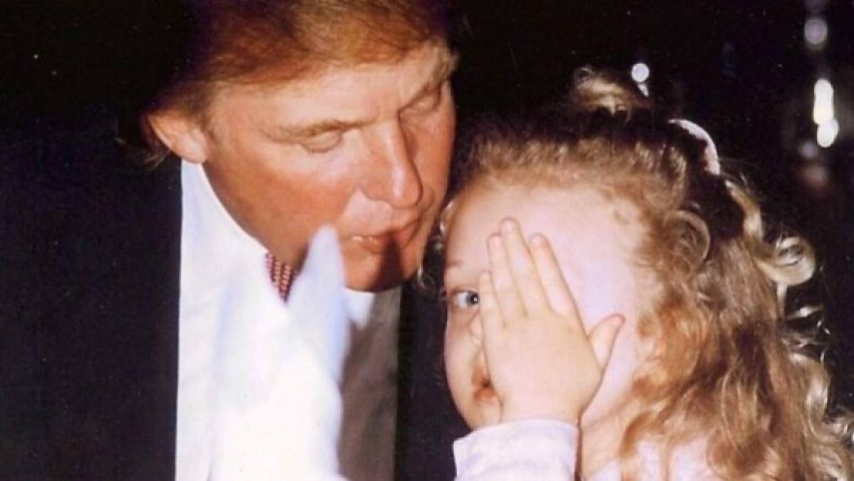 El matrimonio de Marla y Trump duró apenas tres años. Tras concluir el divorcio, la ex actriz se mudó a su natal California con su hija y la crió como madre soltera. Tiffany pasaba cortas temporadas con su padre en Nueva York.