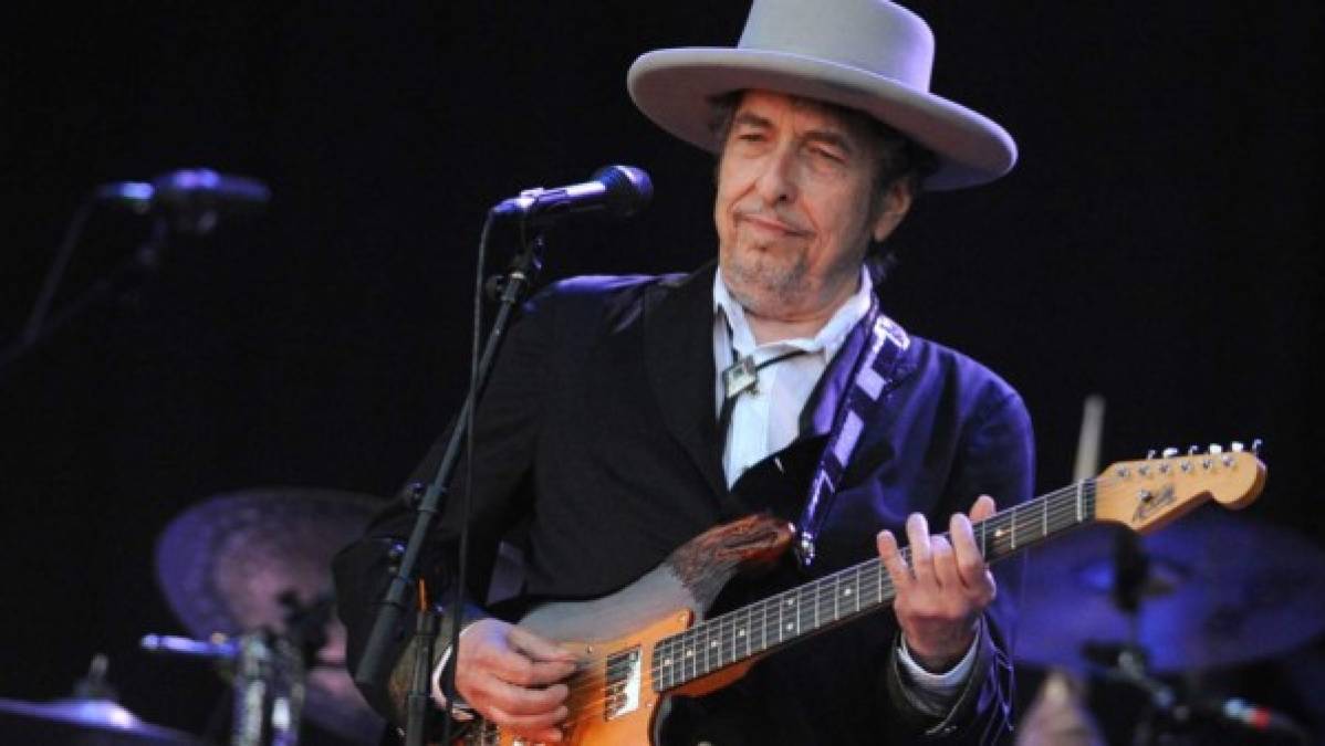 9. Bob Dylan, la inquieta voz de una generación.<br/>Si la expresión “voz de una generación” perteneciera a alguien, sin duda sería a Bob Dylan. El cantante obtuvo sorpresivamente el Nobel de Literatura por crear nuevas formas de expresión poética dentro de la gran tradición de la música estadounidense.<br/>Conocido por su música folk, Dylan (de 75 años) se convirtió en el primer estadounidense en alcanzar el máximo galardón de las letras en más de dos décadas.<br/>Su nombre quedó por siempre ligado a la generación de 1960 gracias a su tema The Times They Are A-Changin, convertido en todo un himno.<br/>Presagiando una década cargada de turbulencias políticas y florecimiento cultural, Dylan escribió la canción en 1963, justo después de la marcha en Washington a favor de los derechos civiles. <br/>A través de la letra pidió a los miembros del Congreso que oyeran la voz del pueblo.