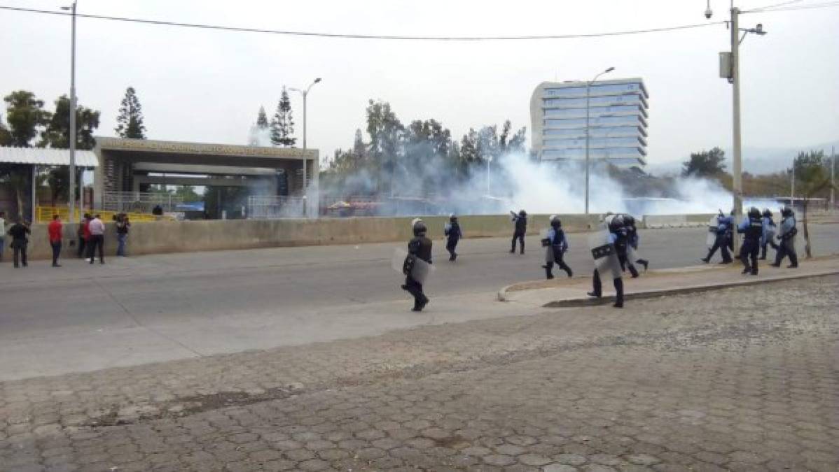 Se desconoce hasta ahora qué generó la protesta de los jóvenes, que decidieron tomarse la carretera.