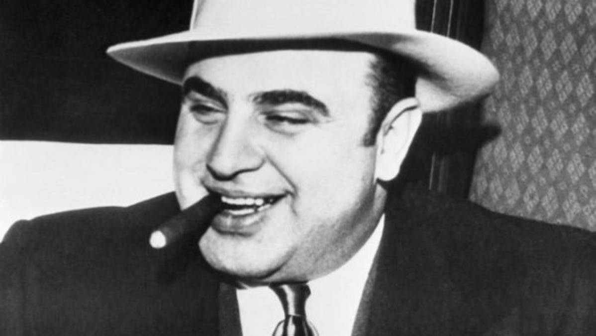 Al Capone: El gángster americano más famoso de todos los tiempos. controlaba un vasto imperio criminal que traficaba alcohol, drogas y manejaba la prostitución y los juegos de azar. Capone amasó un equivalente a los 3.300 millones de dólares.