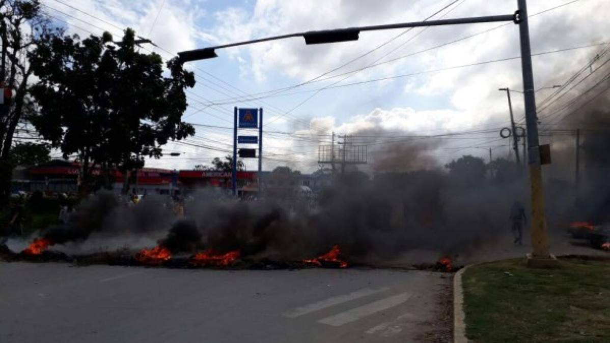 En San Pedro Sula, los manifestantes bloquearon las salidas al norte, sur, este y oeste, obstaculizando la circulación con trailers, piedras, quema de neumáticos y basura.