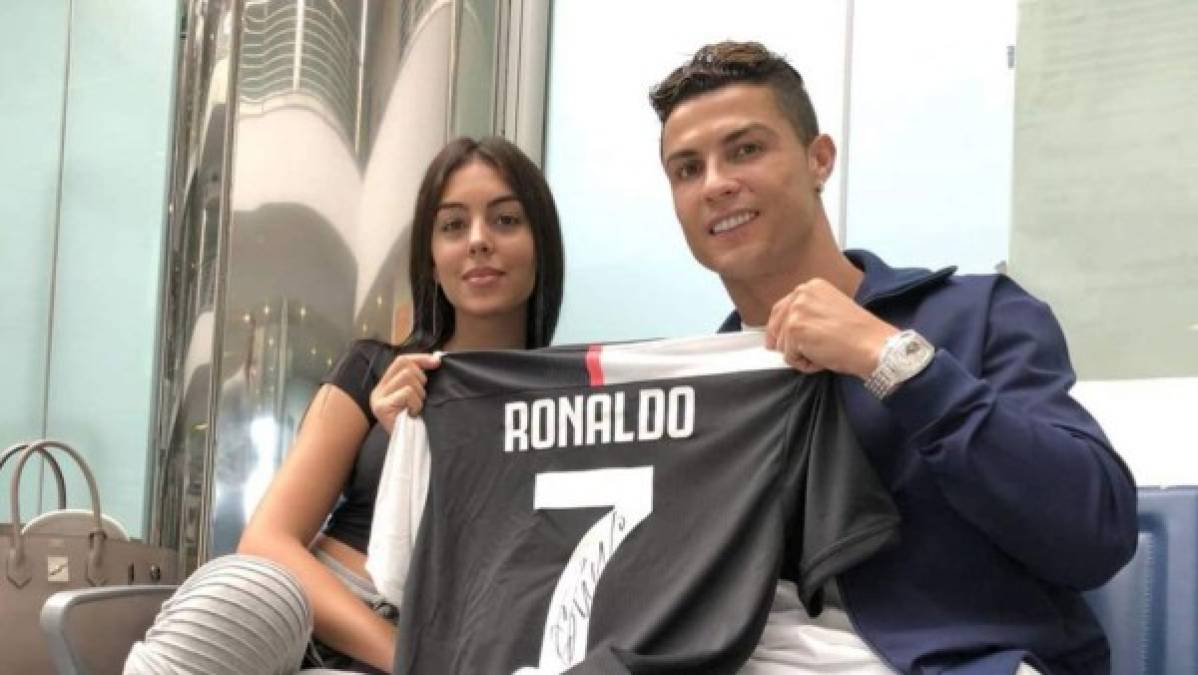 La chica española también donó una camiseta de la Juventus de Turín firmada por su pareja-