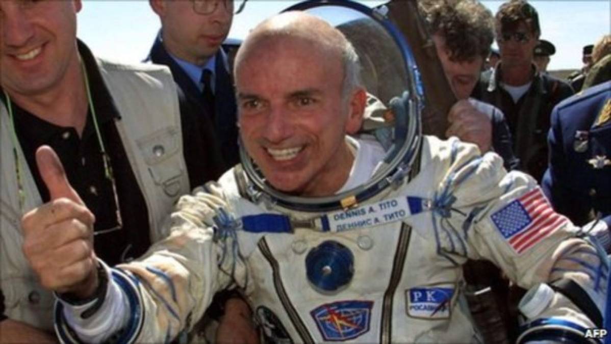 - 2001: turista espacial -<br/><br/>El 28 de abril de 2001, Dennis Tito, un empresario estadounidense de 60 años, se convirtió en el primer 'turista' del espacio. Pagó 20 millones de dólares a Rusia para alojarse durante 8 días en la ISS.<br/><br/>Siete candidatos hicieron uso de los vuelos rusos a la Estación Espacial Internacional.