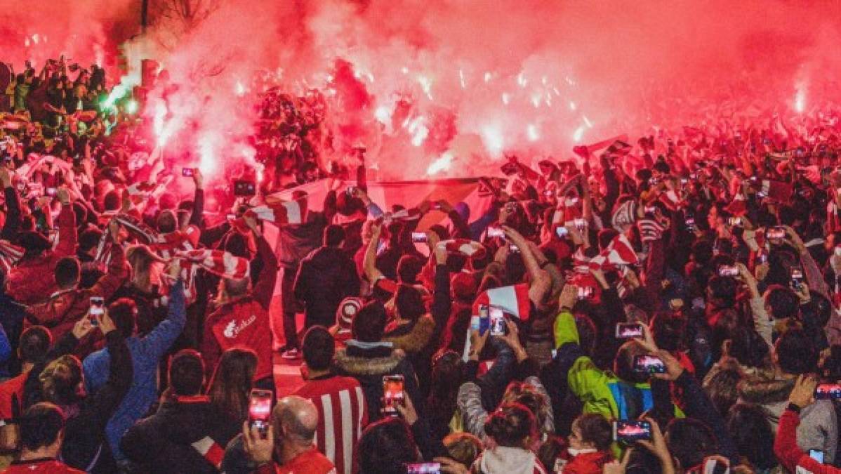 Los aficionados del Athletic de Bilbao se lanzaron a las calles para celebrar la victoria sobre el Barcelona y clasificación.