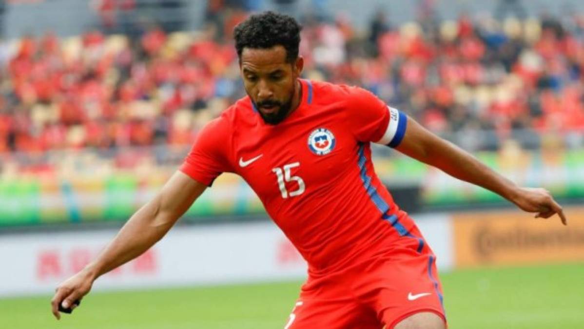 Jean Beausejour: Será una de las novedades en el 11 titular de Chile, jugará como lateral por la banda izquierda. El futbolista juega en la Universidad de Chile, le anotó a Honduras en el Mundial del 2010.