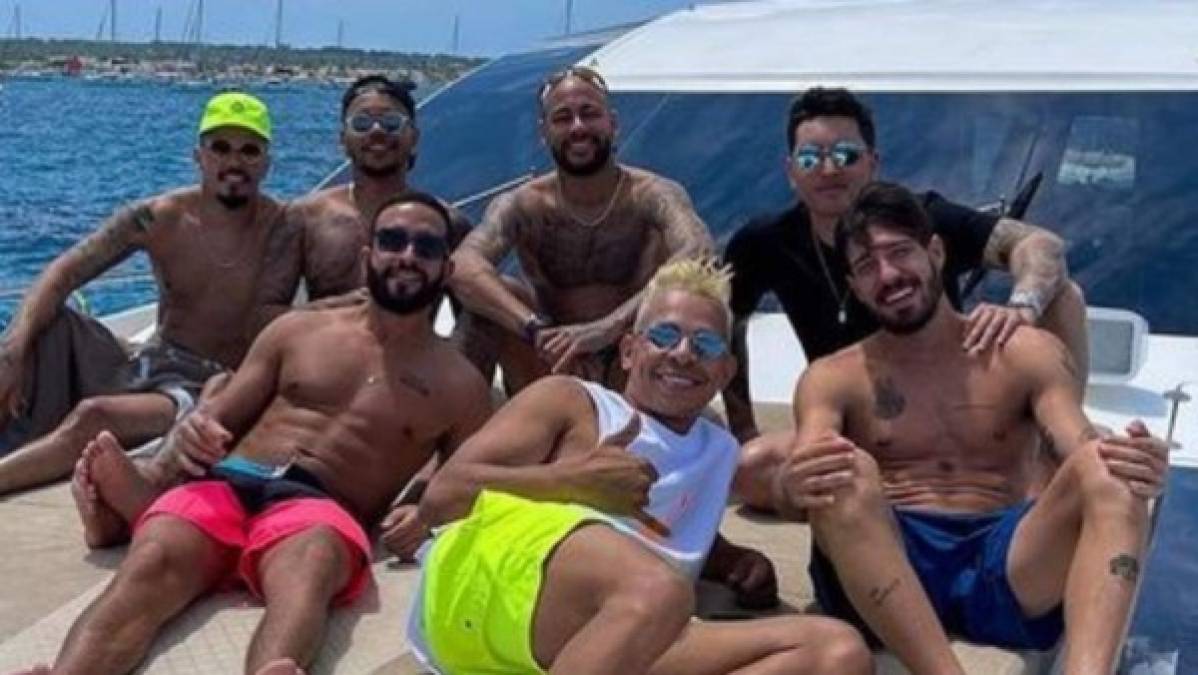 Neymar estuvo algunos días en su tierra natal junto a amigos y familiares y más tarde emprendió un viaje rumbo a Ibiza, destino elegido por varias estrellas del fútbol mundial.