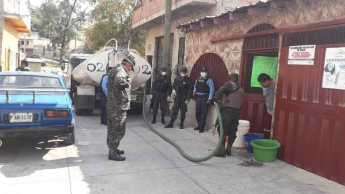 Los pobladores de la colonia Abrahan Lincoln al recibir el servicio de agua potable.