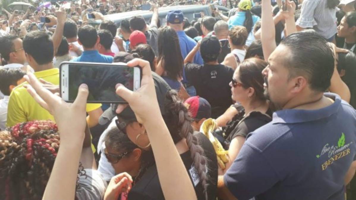 El mar de persona en el cementerio oró por la pastora Ninoska de Ponce, quien falleció ayer después de seis años de luchar contra un cáncer.