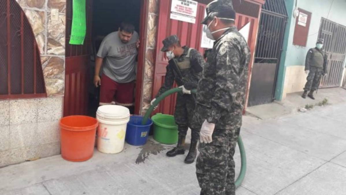 Vecinos de la San Juan Bosco y Divagna muy aprestos a recibir a las autoridades con varios recipientes para abastecerse del vital líquido.