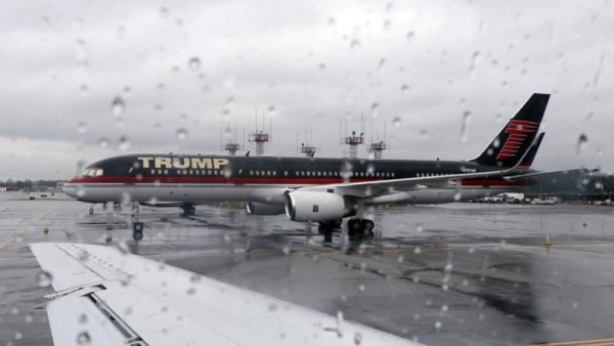 El avión descansa a la intemperie en la zona de carga del aeropuerto de Stewart en el condado de Orange, a unos cien kilómetros al norte de la ciudad de Nueva York.