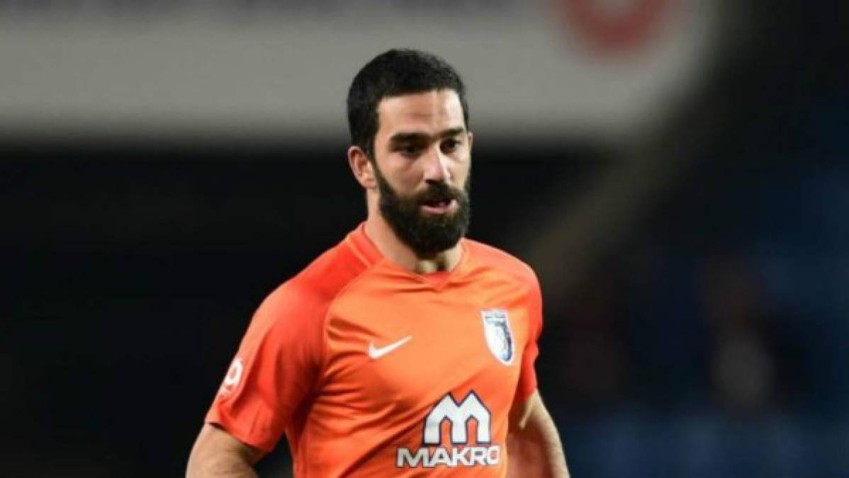 Según medios turcos, Arda Turan habría llegado a un preacuerdo con el Galatasaray con retribuciones condicionadas por los partidos que llegue a disputar. En el caso de que fuera campeón recibiría medio millón de euros más. El acuerdo alcanzaría hasta mediados de 2021 con opción de renovar un año más.