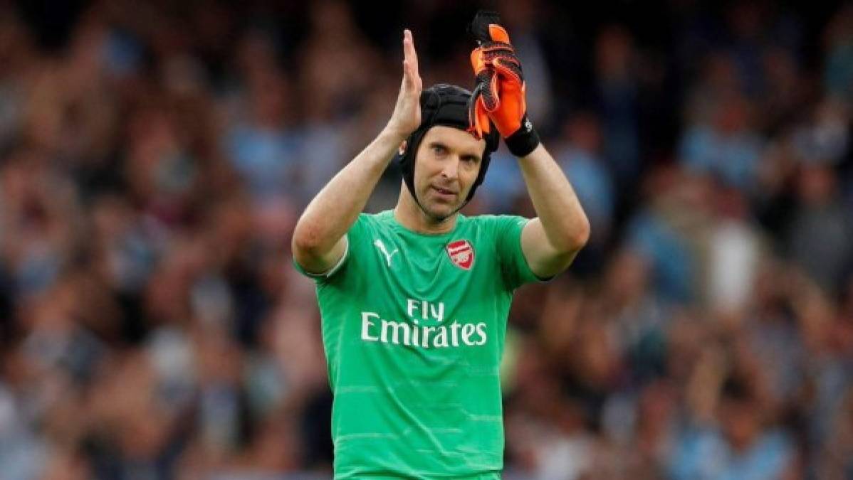 El Arsenal de Inglaterra ha anunciado la salida de siete futbolistas para la próxima campaña. Se confirmó el adiós del arquero Peter Cech, quien ha decidido retirarse del fútbol.