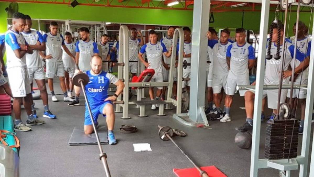 Los jugadores siguieron las instrucciones del preparador físico Sebastián Urrutia.