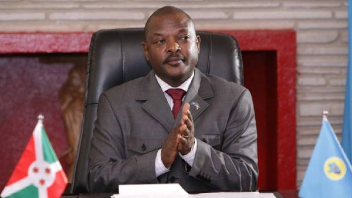 El presidente de Burundi, Pierre Nkurunziza, de 55 años, quien expulsó a los miembros de la OMS en mayo, dio positivo por coronavirus en junio y después murió de un infarto.
