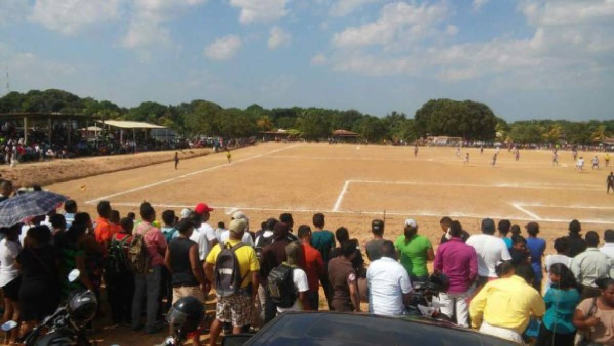 La cancha de Puerto Lempira en La Mosquitia es de tierra y cuenta con muchas piedras.