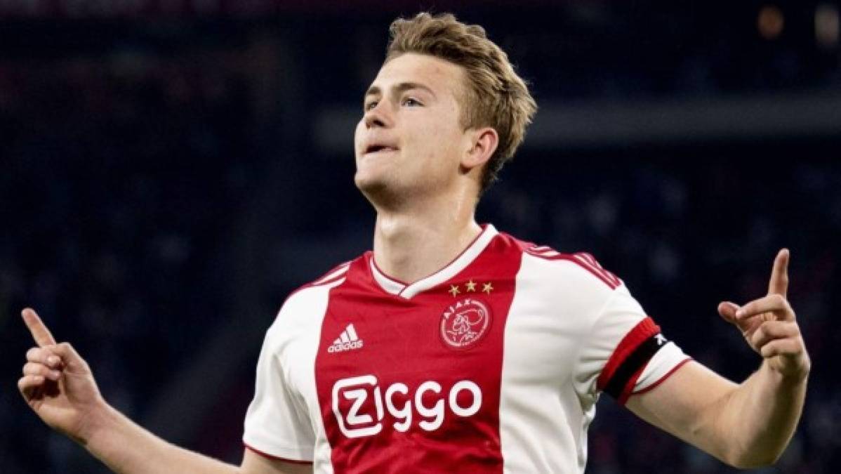 El Real Madrid se une a la puja por Matthijs de Ligt. El defensa del Ajax sigue sin desvelar su futuro y desde Francia apuntan a que el equipo blanco ya ha preguntado al entorno del jugador por su situación actual. De esta manera, se suma al interés de Barcelona, Juventus y PSG: clubes que llevan varios meses intentando su fichaje. Según informa 'RMC Sport', el holandés está pasando unos días de descanso junto a su familia en Miami.