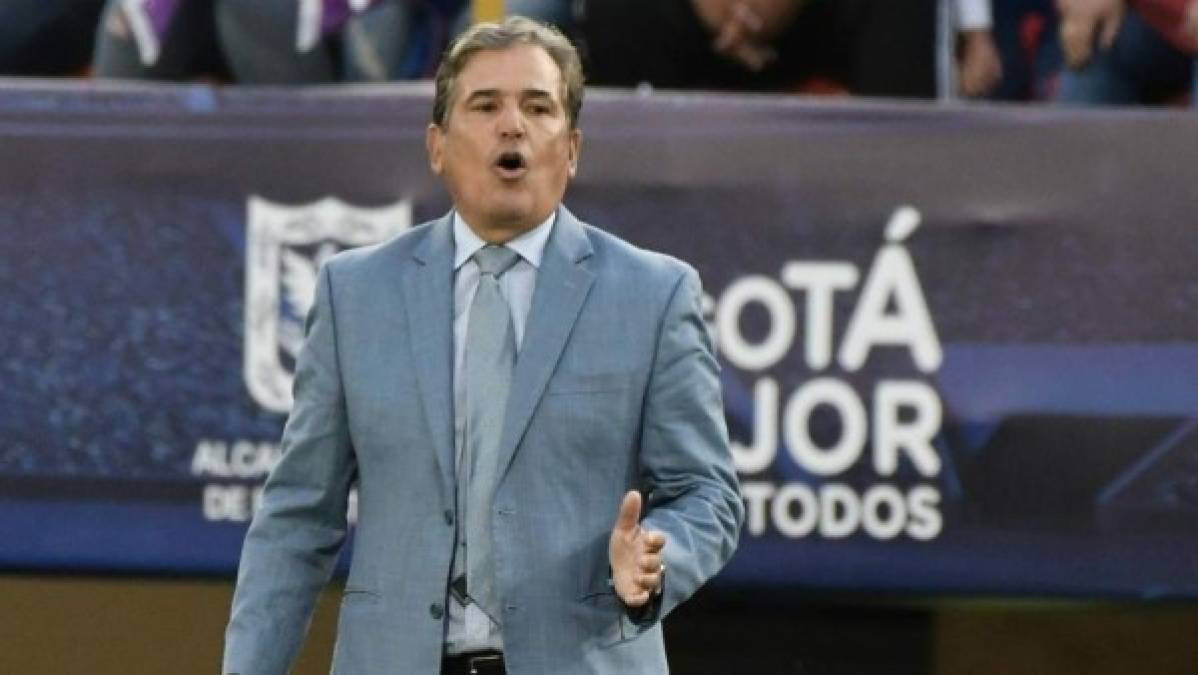 El colombiano Jorge Luis Pinto, ex entrenador de la Selección de Honduras, ha sido nombrado nuevo seleccionador de los Emiratos Árabes Unidos, anunció este lunes en las redes sociales la federación de este país del Golfo.<br/><br/>'Daremos todo trabajando muy fuerte para llevar a la @uaefa_ae al segundo campeonato mundial en su historia, gracias al presidente y sus directivos por la confianza y a todos los que en Colombia y en el mundo han estado pendientes', confirmó el técnico a través de su cuenta de Twitter.