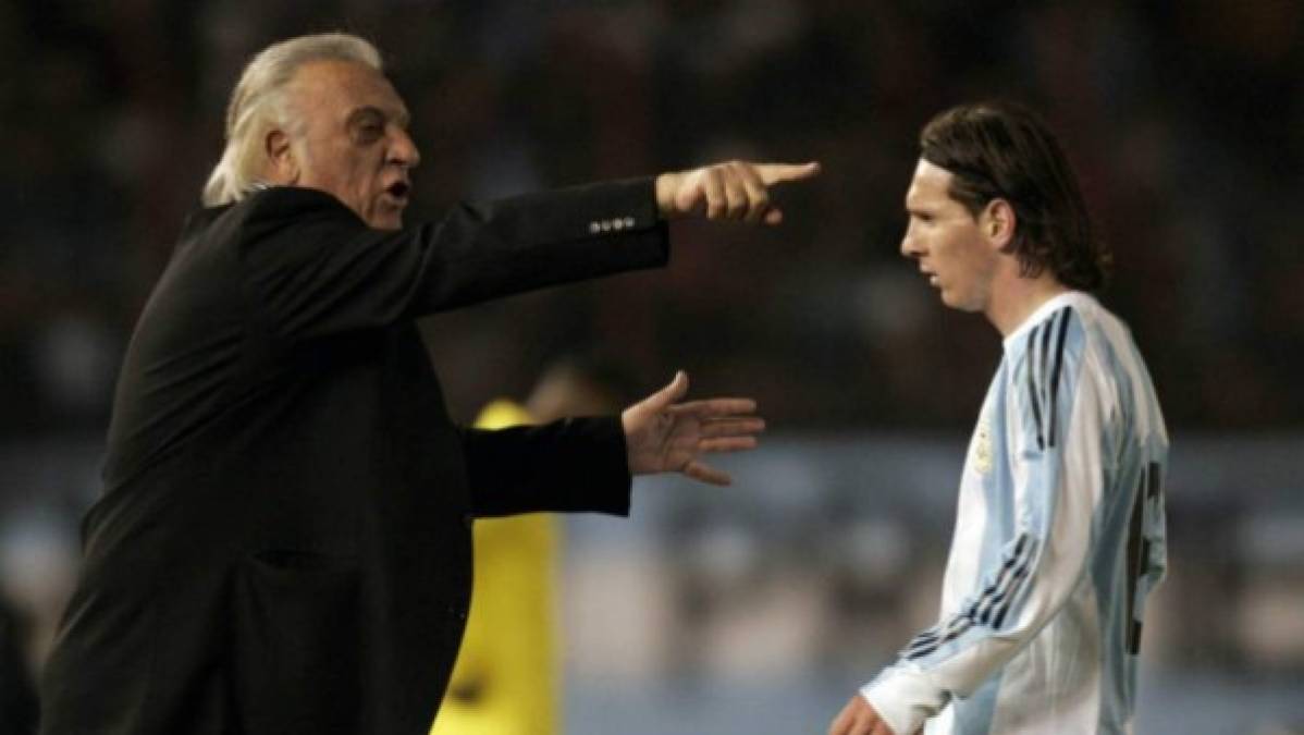 El 'Coco' Basile, ex seleccionador de Argentina, también aportó su curiosidad sobre Messi: 'Al ratito de indicarle eso, lo veías parado en la punta, como volante derecho, mascando un césped. Porque viste que él masca pasto que va arrancando de la cancha en medio de los partidos', confesó