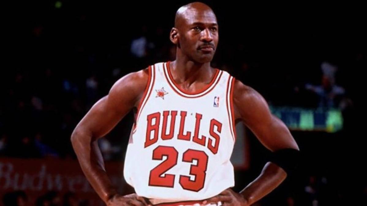 Hablar de Michael Jordan, es hablar de una leyenda que brilló en la NBA y los Chicago Bulls, y que además, se convirtió en una de las figuras del deporte más representativas del mundo.