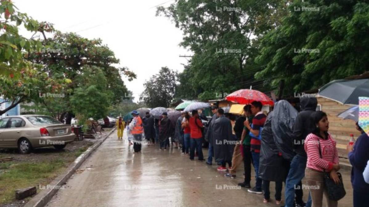 Algunas de las que llegaron pasadas de las 7:00 am se quedaron sin ser atendidos, a pesar de que estuvieron varias horas en fila.