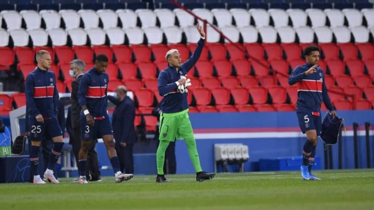 Los jugadores del PSG al salir al campo y Keylor Navas haciendo una pequeña oracion previo al partido.