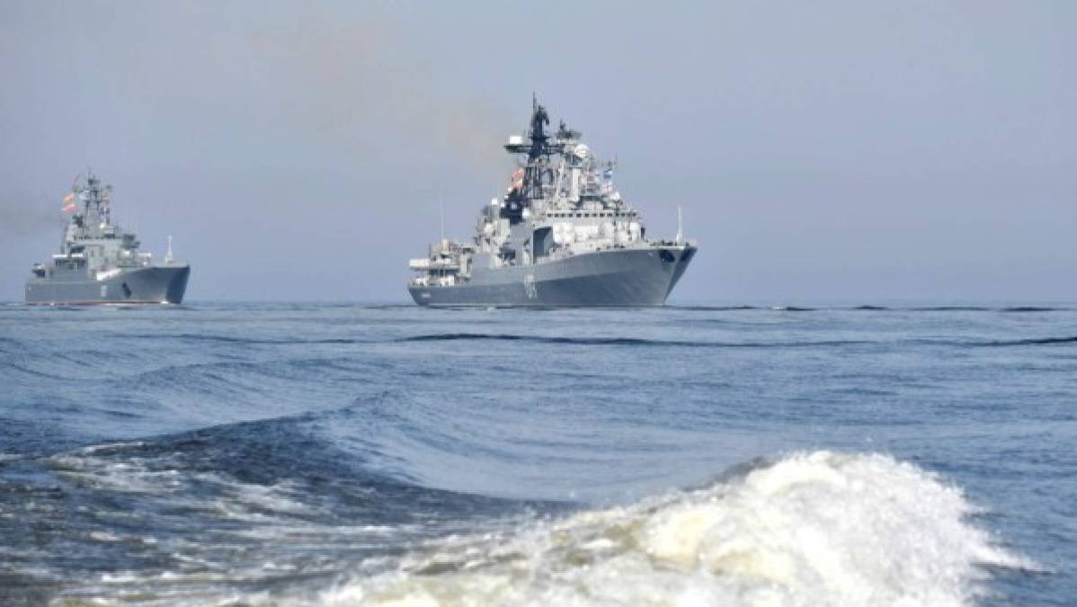 El envío de los buques rusos coincide con las acusaciones de Ucrania de una militarización de la frontera en Crimea, temiendo una inminente invasión de la región de Donbás por parte de Moscú.
