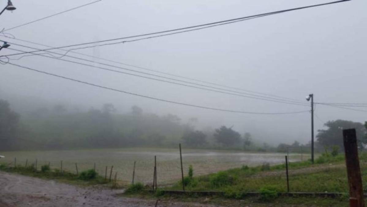 La cancha del Municipio San Antonio de Flores, El Paraíso, bajo un aguacero.