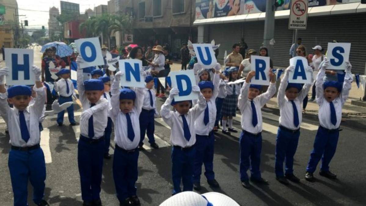 Los desfiles iniciaron a las 7:00 am. En San Pedro Sula marcharon en la Primera calle, desde el Parque Central hacia el estadio Francisco Morazán.