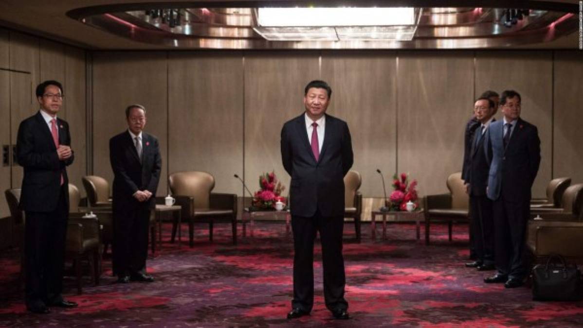 8. Xi Jinping, el “último emperador” de China.<br/><br/>El mandatario chino Xi Jinping, de 64 años, confirmó este año su enorme poder, solo comparable entre los pasados líderes comunistas chinos al que tuvo el fundador del régimen Mao Zedong luego de que se aprobara una enmienda constitucional que establece su presidencia indefinida.<br/><br/>Hijo de uno de los fundadores de la guerrilla comunista y perteneciente a la casta de los “príncipes rojos”, descendientes de los revolucionarios que llegaron al poder en 1949, antes de ser purgados por Mao, Xi se ha convertido en una figura de culto en la potencia asiática.<br/><br/>Ha gobernado con mano de hierro durante los últimos cinco años, y fue uno de los protagonistas de este año al embarcarse en una agresiva guerra comercial con Estados Unidos, con la aplicación mutua de aranceles, que alcanzó una tregua tras la cumbre del G20 ante la inestabilidad en los mercados.<br/><br/>Con ese telón de fondo, China celebró este mes con gran pompa los 40 años de reformas económicas que la convirtieron en la segunda economía mundial, al tiempo que el mandatario rechazó cualquier interferencia extranjera en el camino elegido por el gigante asiático. “Nadie puede dictar al pueblo chino lo que debe o no debe hacer”, declaró Xi al resaltar espectaculares avances económicos y sociales de China desde las reformas iniciadas en 1978.<br/><br/>El presidente chino reconoció la necesidad de encontrar un equilibrio entre reformas, desarrollo y estabilidad en un momento en que el crecimiento en China se ralentiza. La economía china arrastra unos elevados niveles de deuda, lo que obligó a las autoridades a adoptar una política restrictiva de crédito y disminuir las inversiones en infraestructuras. <br/><br/>Además, sus socios económicos estadounidenses o europeos le reprochan que la liberalización de los mercados sigue siendo insuficiente. En el último año, Xi ha puesto su vista en América Latina, creando nuevas alianzas con El Salvador, República Dominicana y Panamá, antiguos aliados de Taiwán en la región. Pekín se consolidó como el segundo socio comercial de la región con un aumento del comercio del 20% .