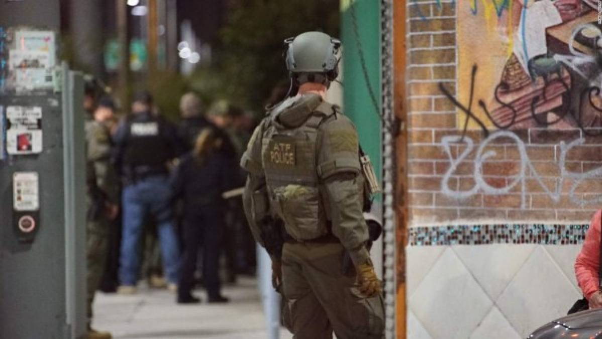 La MS-13 nació en las calles de Los Ángeles en los años '80, integrada por salvadoreños, muchos exsoldados que participaron en la guerra civil en su país. Fue creada en un principio para defenderse de pandillas rivales. Luego sumó adeptos de otros países centroamericanos. En los años 90 y 2000 muchos fueron deportados a El Salvador, Guatemala y Honduras, donde ganaron un inmenso poder. El denominado Triángulo Norte de Centroamérica se tornó así la región más mortífera del mundo, aunque no está en guerra.<br/>