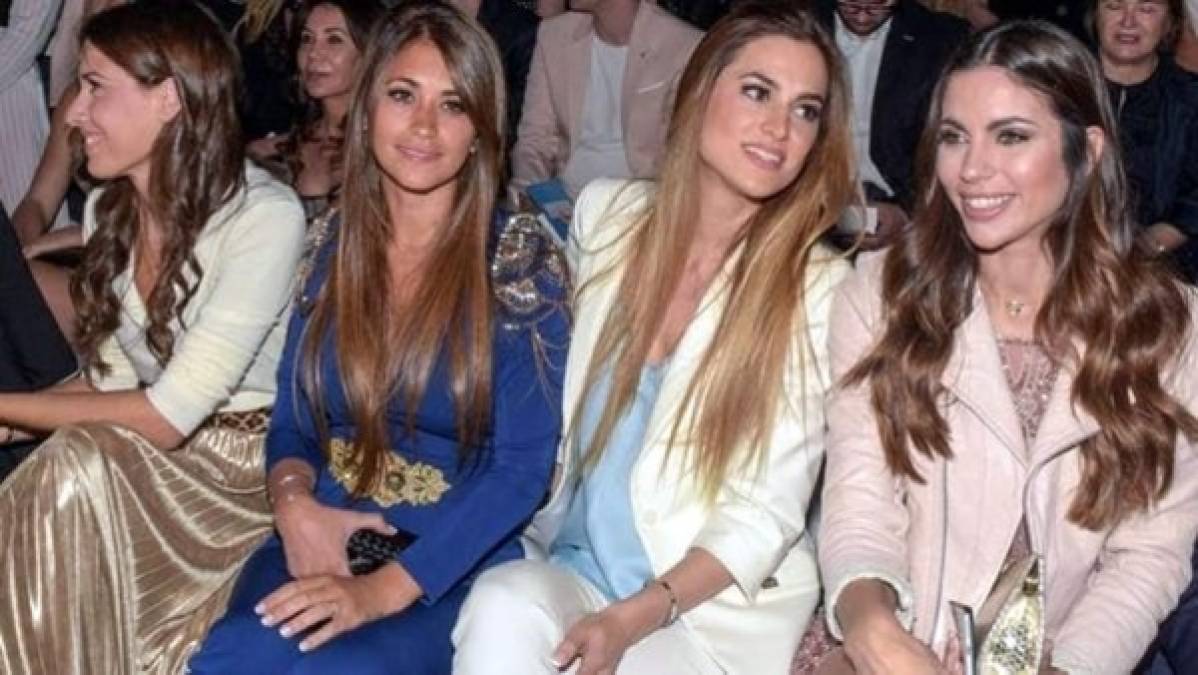 Antonella Roccuzzo junto a Elena Galera, mujer de Sergio Busquets, Romarey Ventura, novia de Jordi Alba, y Melissa Jiménez, novia de Marc Bartra.