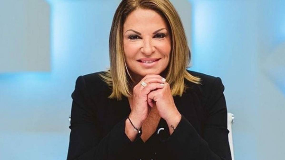 La carismática presentadora cubana recibió miles de likes después de compartir la instantánea en la que aparece recibiendo la vacuna contra la covid.