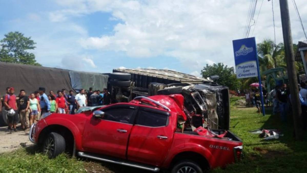 'Nos reportan tres muertos en el lugar del accidente y al parecer también en el Hospital Asturias de Toyos donde llevaron unos lesionados', indicó el Cuerpo de Bomberos en un escueto comunicado. Se informó que una cuarta persona, que fue llevada a un centro hospitalario, murió por la gravedad de las heridas. <br/>