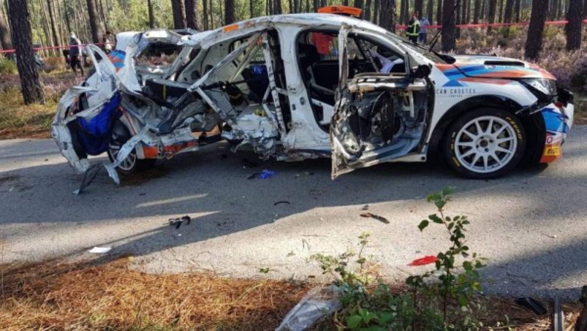 Así quedó el vehículo en el que participaba Laura Salvo, un Peugeot 208 Rally 4, tras el trágico accidente.