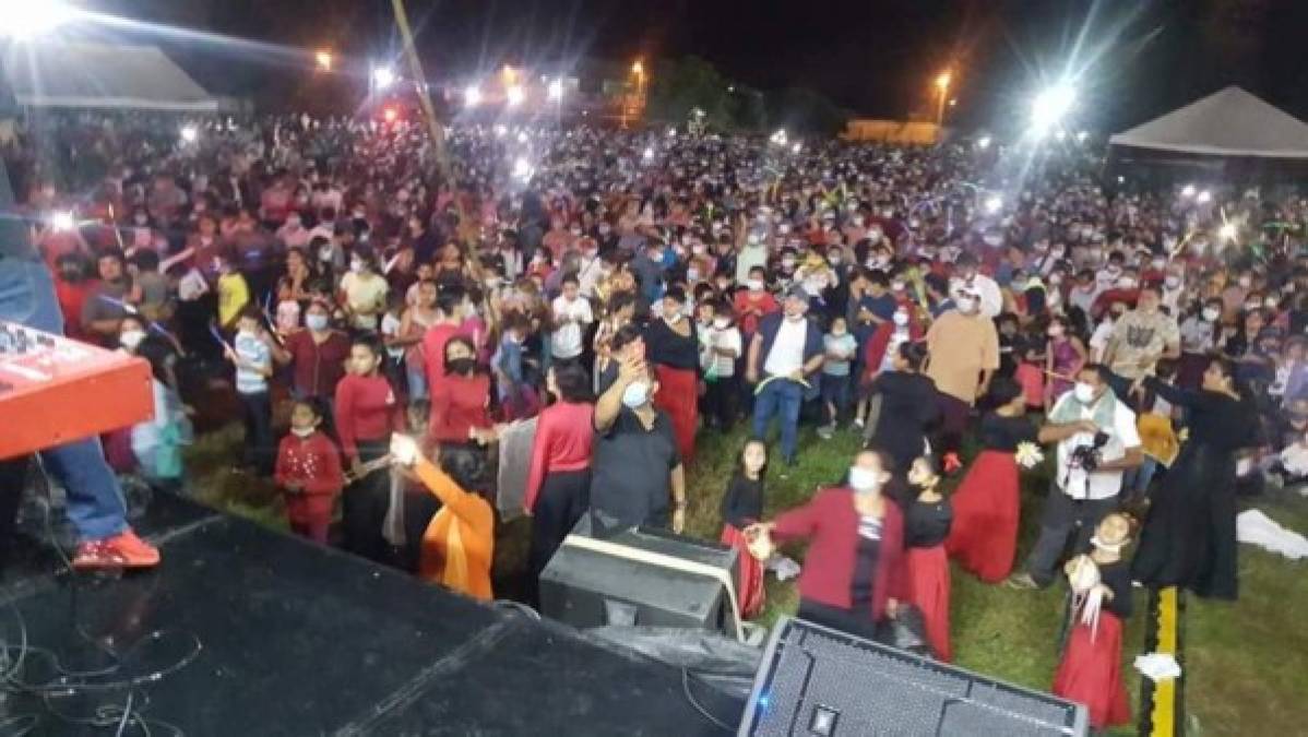 Personas de todas las edades se reunieron en el campo de fútbol llamado Don Julio para clamar porque cese el coronavirus y que sane a quienes se han contagiado del virus.<br/>